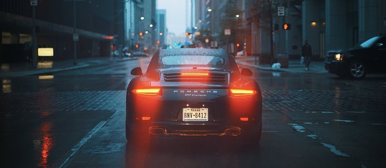 Úspešný muž = drahé auto
